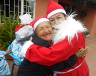 Niña abrazando a papá Noel